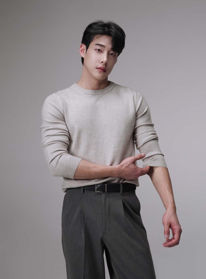 CLASSIC CREW NECK SWEATER